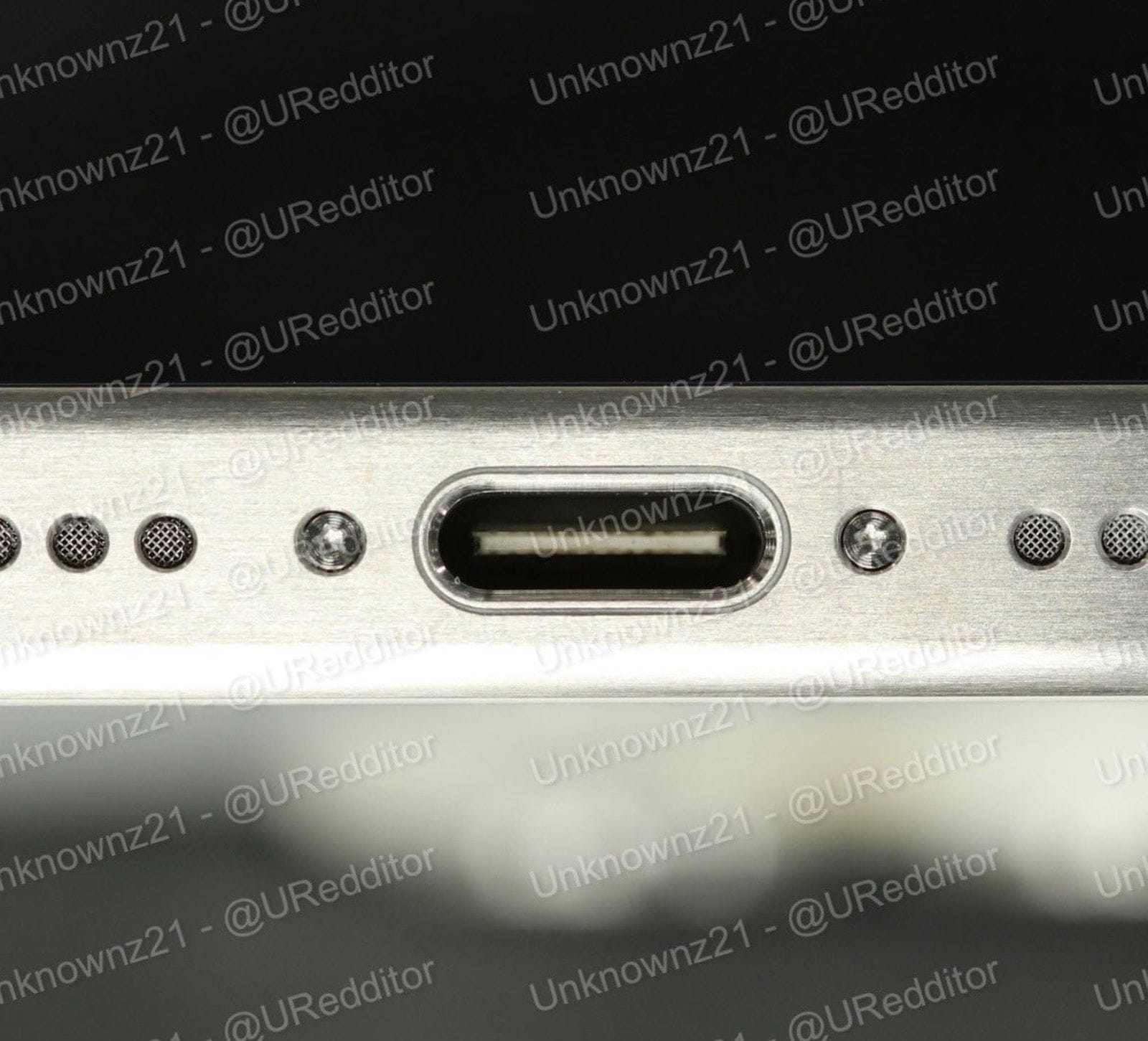아이폰 15 프로 USB-C 포트